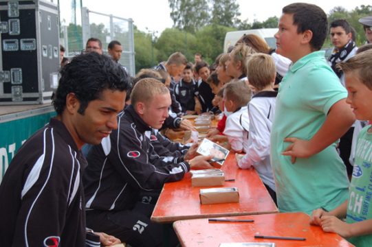 Autogrammstunde bei der Mannschaftsvorstellung am Nachmittag