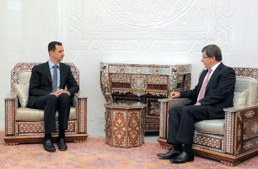 Der syrische Präsident Baschar al-Assad beim Treffen mit dem türkischen Außenminister Ahmet Davutoglu (9.8.2011)