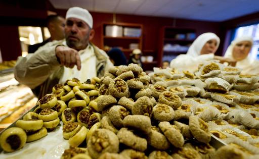 Ende des Ramadans: Muslime kaufen Süßes in einer marokkanischen Bäckerei