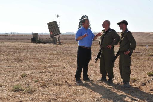 Israels Vertidigungsminister Ehud Barak am Sonntag bei Soldaten in Ashkelon/Südisrael