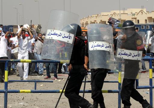 Die Polizei geht gegen Demonstranten vor dem Gerichtsgebäude in Kairo vor