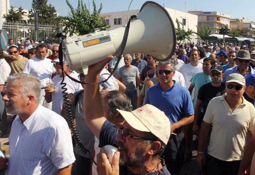 Athen: Griechische Taxifahrer blockieren Straße zu Transportministerium