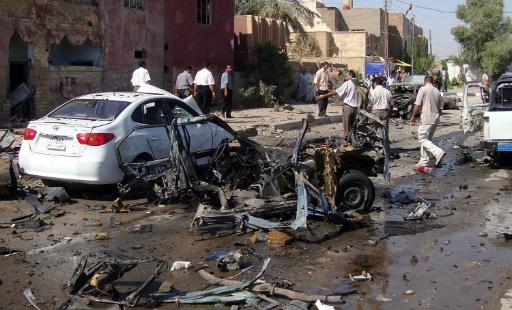 Ein ausgebranntes Auto in Najaf im Süden des Iraks