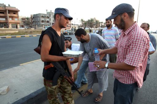 Libyscher Freiwilliger verteilt Nahrung unter den Rebellen (27. August)