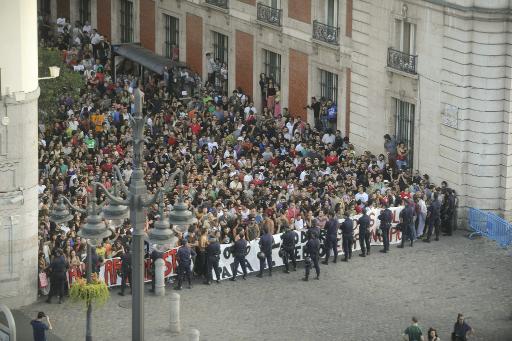 Polizisten verwehren den Demonstranten den Zugang zum Platz Puerta del Sol