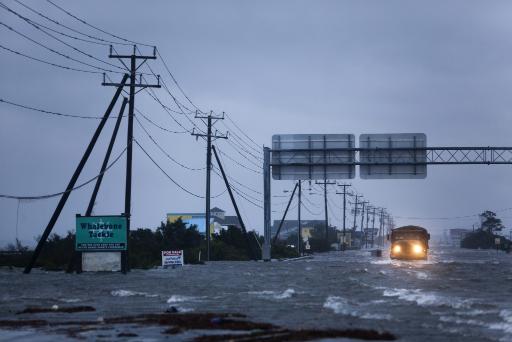 Zerstörte Stromleitungen und überflutete Straße in North Carolina nach "Irene" (28.08.)