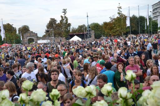 Tausende Menschen gedenken mit weißen Rosen an die Pukkelpop-Opfer (25. August)