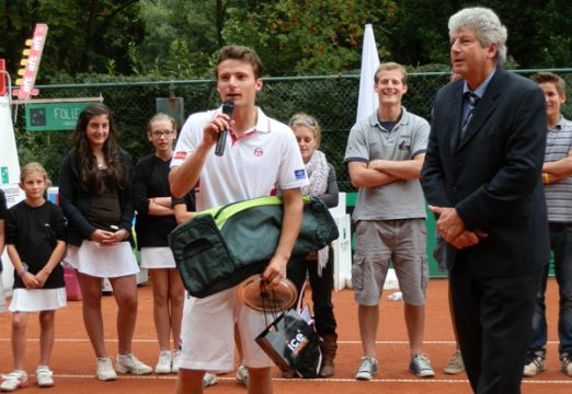 Erster Turniersieg: Yannick Reuter bedankt sich beim Eupener Publikum