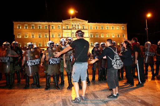 Auseinanderzetzung zwischen Demonstranten und Polizisten vor dem Parlament in Athen (27.9.)