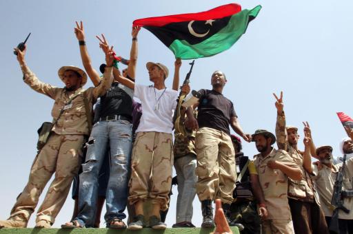 Die Rebellen in der Nähe der Moschee am Checkpoint zwischen Tarhuna and Bani Walid feiern