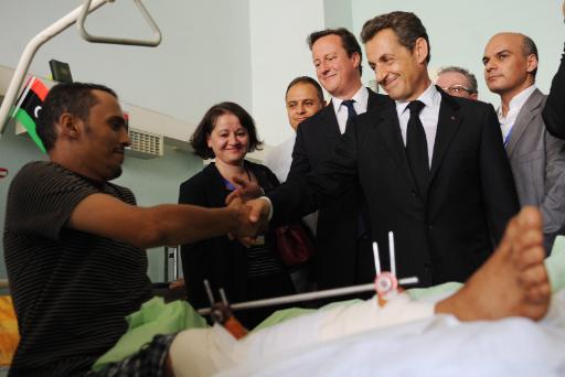 Cameron und Sarkozy besuchen Verletzte im Krankenhaus von Tripolis