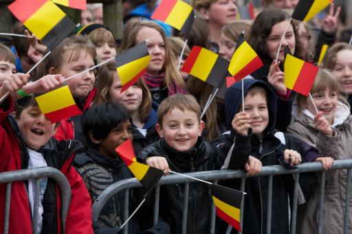 Kinder schwenken belgische Fähnchen