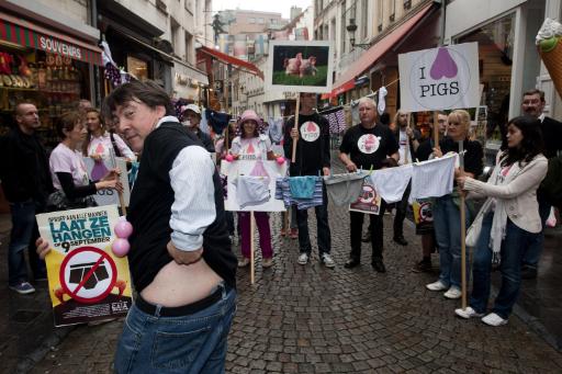 Gaia-Präsident Michel Vandenbosch mit anderen Teilnehmern der Protestaktion