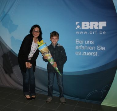 Heike Verheggen und der Gewinner der BRF-Schultüte, Jan Mattar