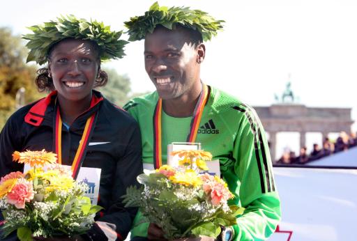 Berlin-Marathon: Glückliche Gesichter bei den Kenianern Florence Kiplagat und Patrick Makau