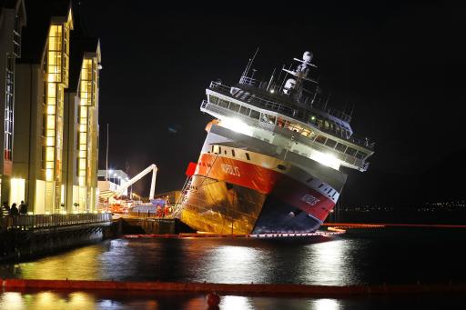 Das norwegische Passagierschiff "Nordlys" vor dem Hafern in Ålesund