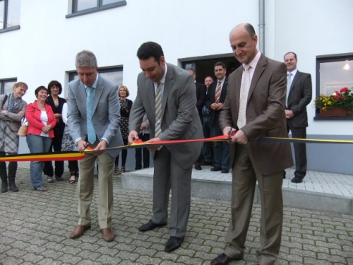 Bürgermeister Friedhelm Wirtz, Minister Harald Mollers und Heribert Stoffels vom ÖSHZ schreiten zur Tat