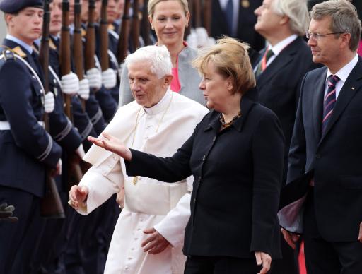 Bundespräsident Christian Wulff, seine Ehefrau Bettina sowie Kanzlerin Angela Merkel empfangen Papst Benedikt XVI.