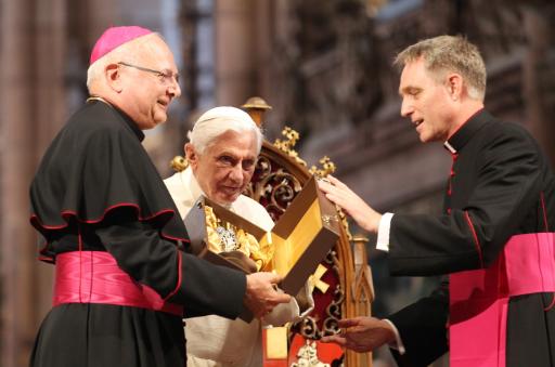 Papst Benedikt XVI., der Freiburger Erzbischof Dr. Robert Zollitsch und Georg Gaenswein, Privatsekretär des Papstes