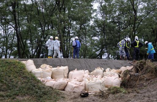 Arbeiter versuchen, den Fluss Shonai in Shimoshidami, Nagoya City, einzudämmen