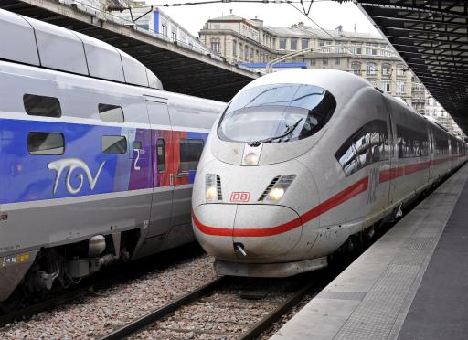 Französischer TGV trifft auf deutschen Hochgeschwindigkeitszug in der Pariser Gare de l'Est