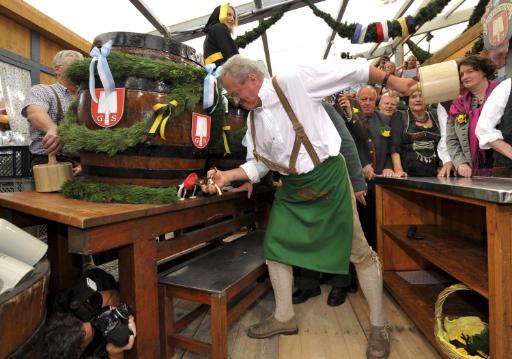 Oberbürgermeister Christian Ude (SPD) zapft das erste Fass Wiesn-Bier an