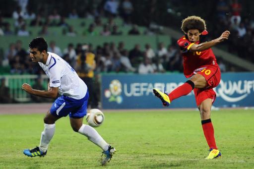 Vurgun Huseynov (Aserbaidschan) und Belgiens Star Axel Witsel in Aktion