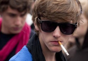 Rauchender Junge