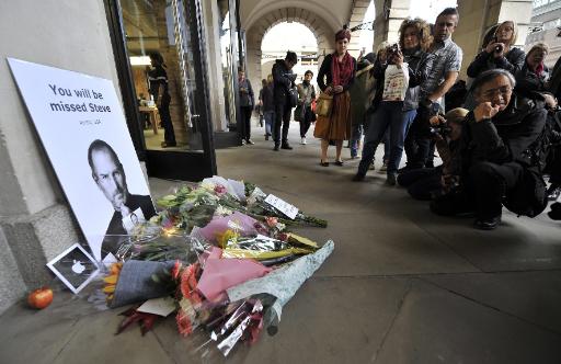Trauernde Fans in Covent Garden in London verabschieden sich von Apple-Gründer Steve Jobs (6.10.)