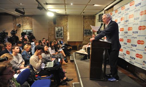 Julian Assange bei der heutigen Pressekonferenz in London