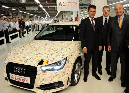 Gerhard Schneider, Sprecher der Geschäftsführung von Audi Brüssel, Frank Dreves (Audi) und König Albert II. präsentieren den 100.000 Audi A1 (23.6.)