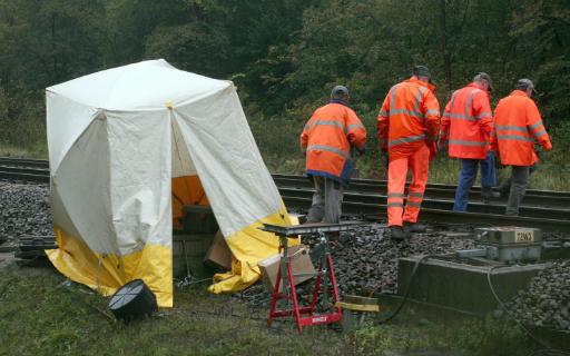 Mitarbeiter der Deutschen Bahn untersuchen die Gleise