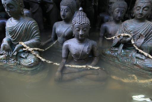 Budhha-Statuen in Bangkok stehen unter Wasser