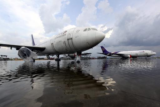 Landebahnen unter Wasser: Flugzeug der Thai Airways auf dem Flughafen Don-Mueang