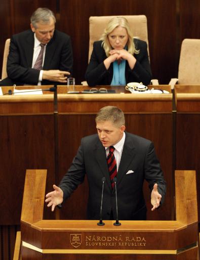 Jan Figel, Vorsitzender der christdemokratischen Partei, Premierministerin Iveta Radicova (hi.) und Oppositionsführer Robert Fico (vo.) bei der Abstimmung zum Euro-Rettungsschirm