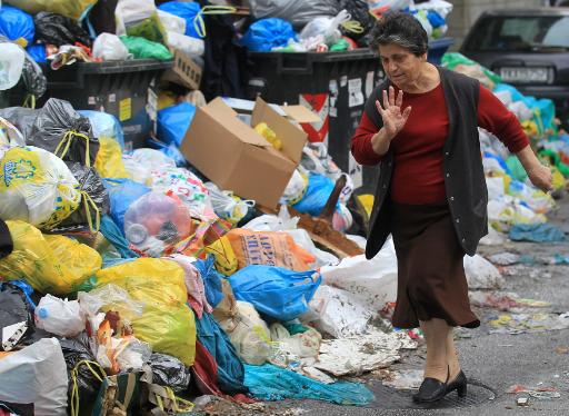 Der Müll türmt sich in Athens Straßen