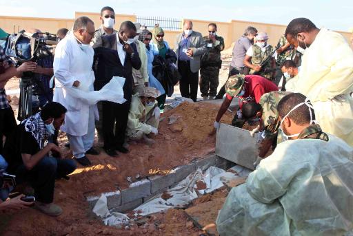 Mediziner und Militärs des Übergangsrates zeigen ein Massengrab in Tripolis (5. Oktober)