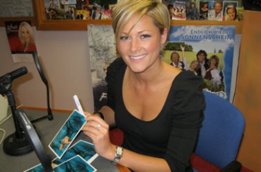 Helene Fischer unterschreibt Autogrammkarten für die BRF2-Hörer