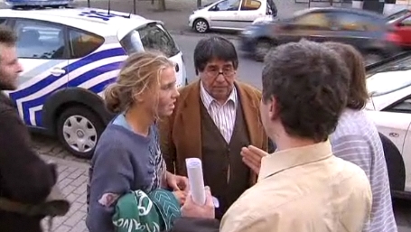 Die getretene "Indignada" mit ihrem Anwalt vor dem Revier der Polizeizone Brüssel Nord