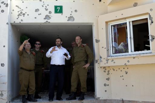 Ein durch Splitter von einem Angriff mit einer Rakete des russischen Typs Grad zum Teil zerstörtes Haus (mit Besitzer und israelischen Soldaten) in Aschkelon