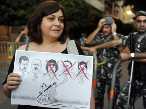 Zeichnung der rot durchgestrichenen Porträts der gestürzten Machthaber Mubarak, Ali und Gaddafi und der nicht durchgestrichenen Konterfeis von Assad und Salih