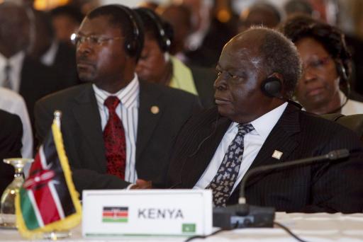 Kenias Außenminister Moses Masika Wetangula (li.) und Kenias Präsident Mwai Kibaki (re.)