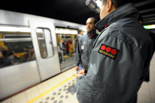 Sicherheitsdienst-Mitarbeiter in einer Brüsseler Metro-Station