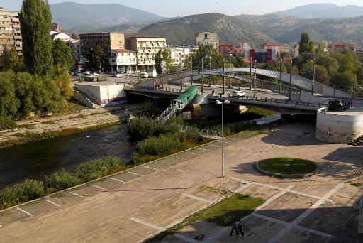 Brücke über dem Ibar-Fluss in der Stadt Mitrovica