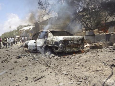 Ausgebranntes Fahrzeug nach dem Anschlag in Mogadischu