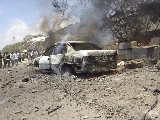 Ausgebranntes Fahrzeug nach dem Anschlag in Mogadischu