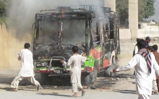 Einwohner von Quetta versuchen, den brennenden Bus zu löschen