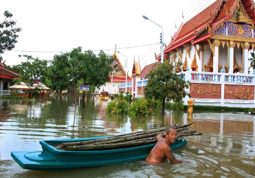 Fluten in Thailand: Pathum Thani unter Wasser