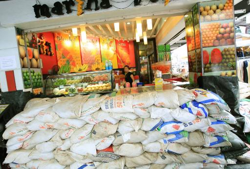 Geschäftsleute rüsten sich mit Sandsäcken: Obstladen und Saftbar am Siam Platz im Zentrum von Bangkok