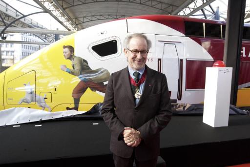 Steven Spielberg vor dem mit Tim-Motiven bemalten Thalys-Zug